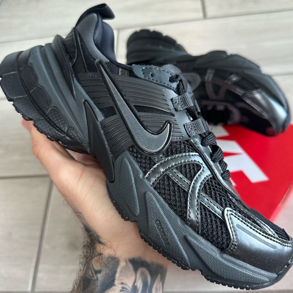 WOMENS NIKE V2K RUN BLACK